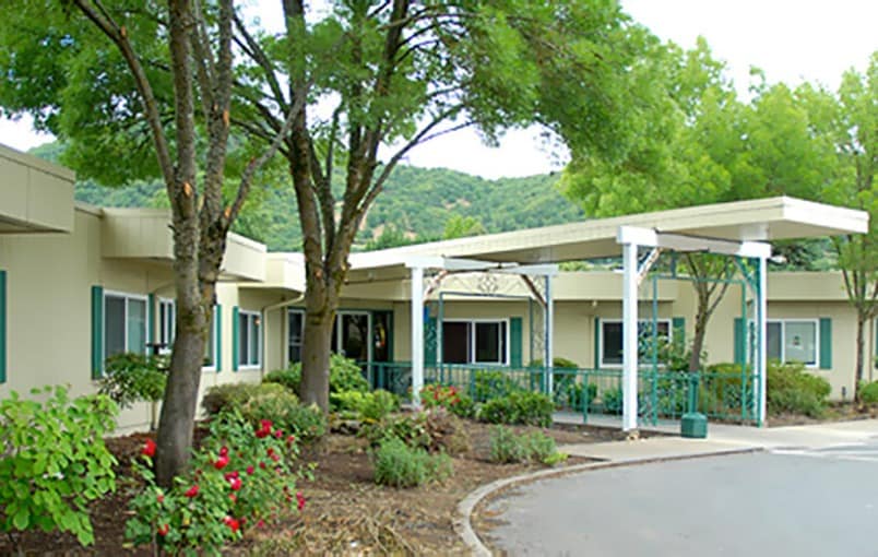 The common areas and landscaping at Regency Care of Rogue Valley in Grants Pass, Oregon, are very well maintained.