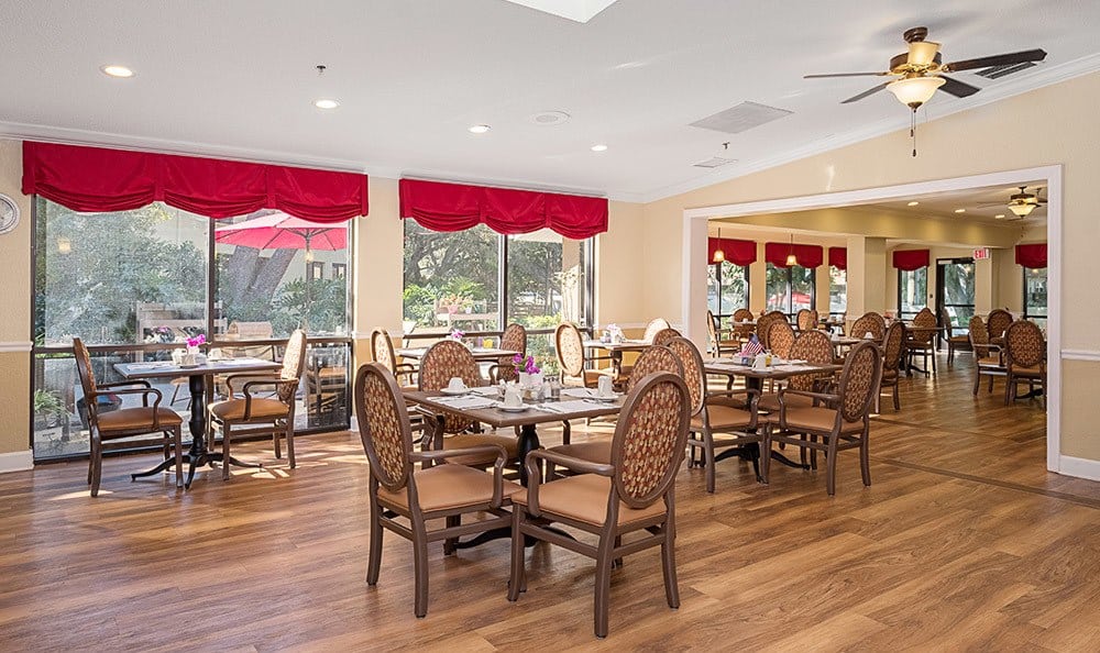 Dining hall at Grand Villa of Dunedin in Florida