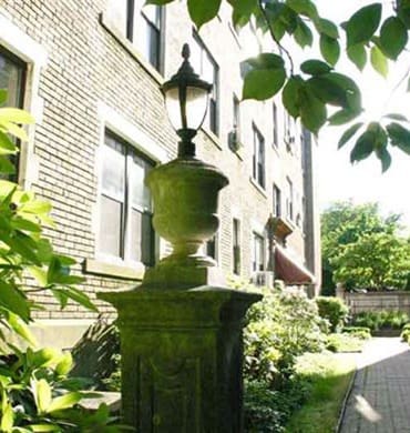 Nearby shopping and dining at apartments in Hartford, Connecticut