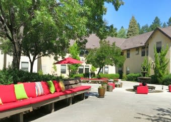 Courtyard at the senior living community in Grass Valley