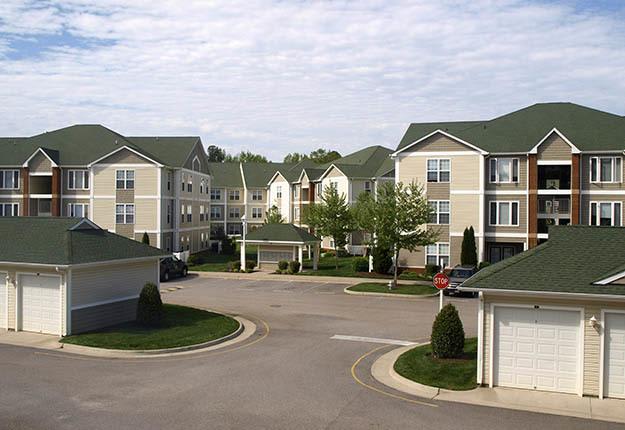 Nearby shopping and dining at Rivermont Crossing