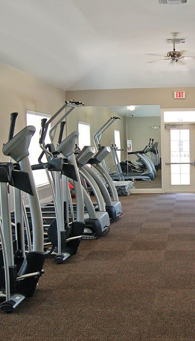 Enjoy luxurious apartment and community amenities at RiverScape Apartment Homes