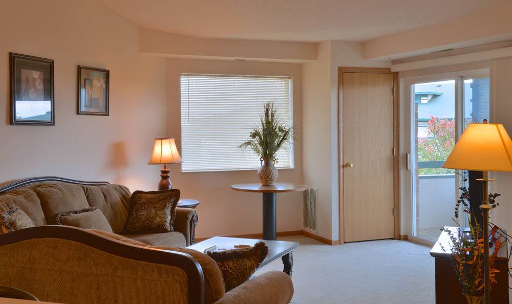 Living Room At Hidden Oak Apartments In Pleasant Prairie