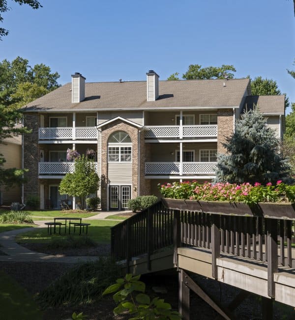 Sturbridge Square Apartments in Westlake, OH has luxury apartments for rent; schedule your tour today!