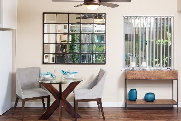 Dining area at Greenpointe Apartment Homes in California