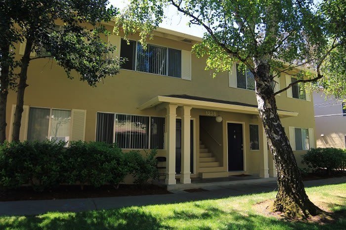 Front view of an aparment at Birchwood in Sunnyvale, CA