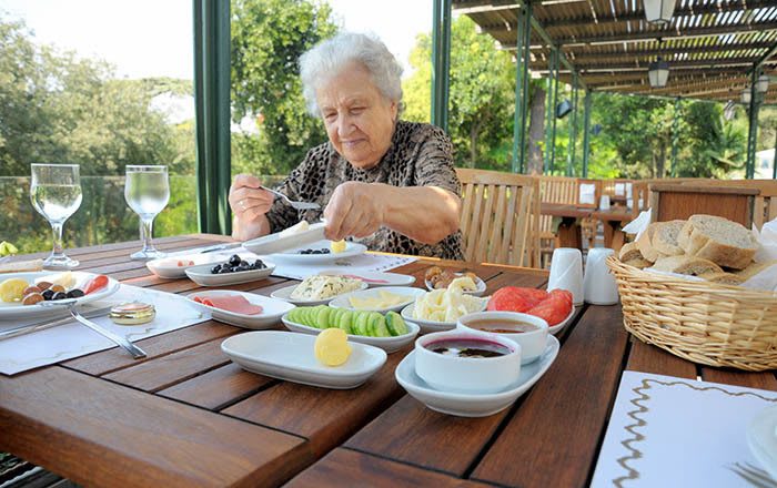 Fine dining at Skyline Place Senior Living in CA