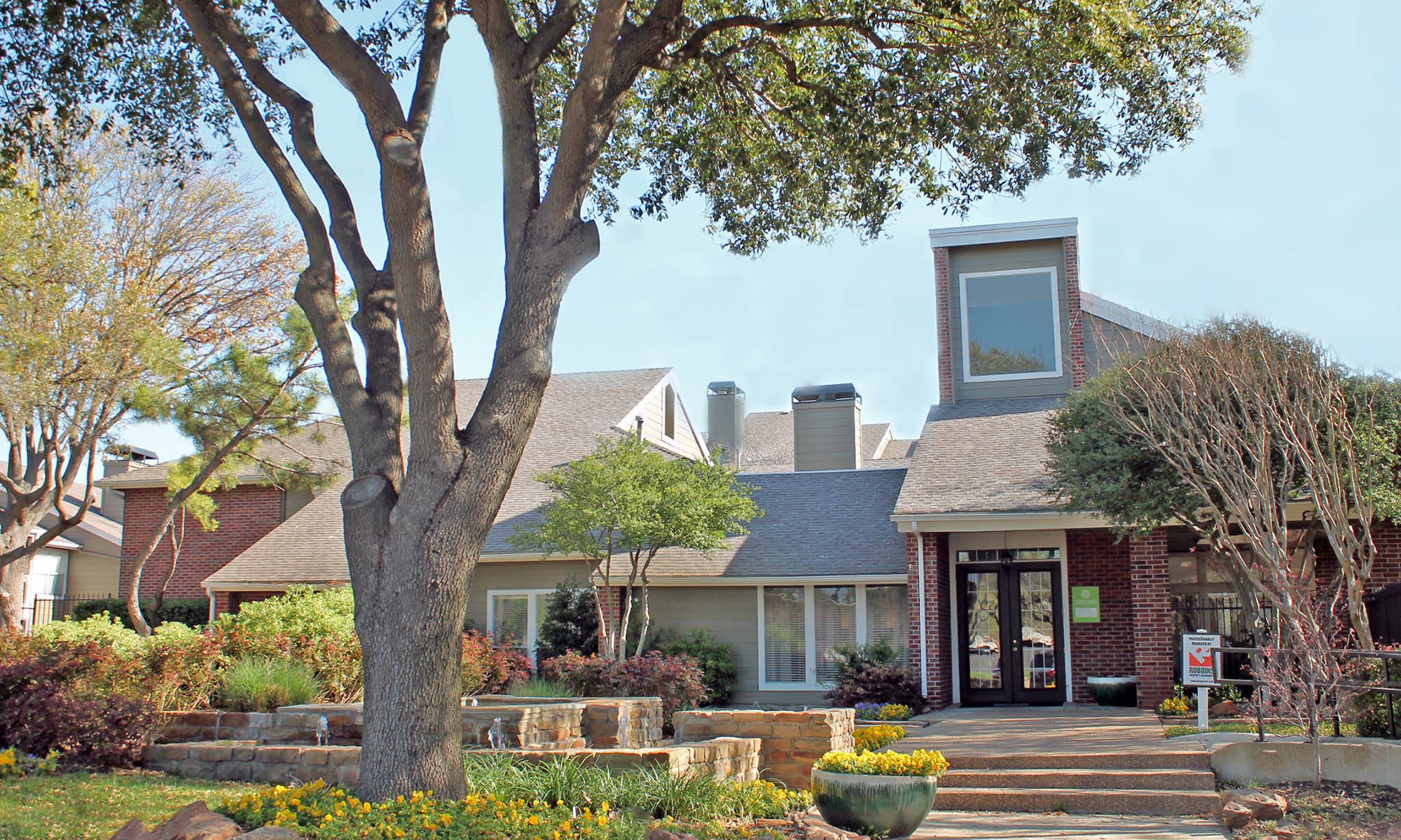 Welcome to South Pointe Apartments in Dallas, TX