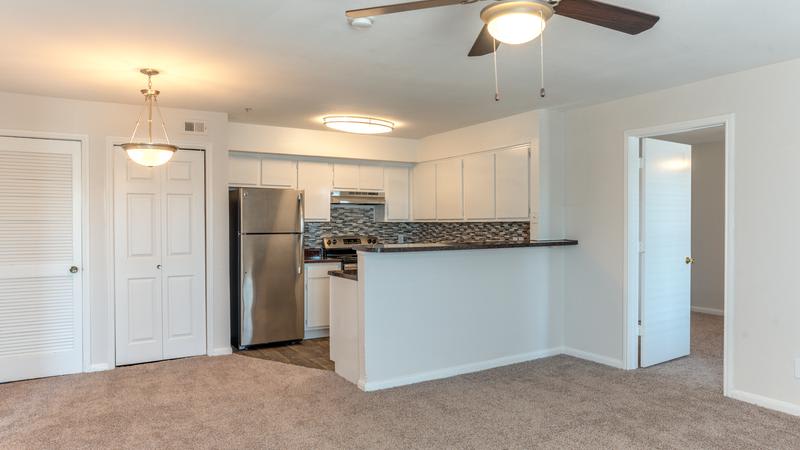 Kitchen Room With Breakfast Bar at Sutter Ranch Apartments in Houston