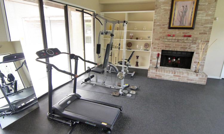 Fitness center at Sedona Square Apartments in Houston, TX