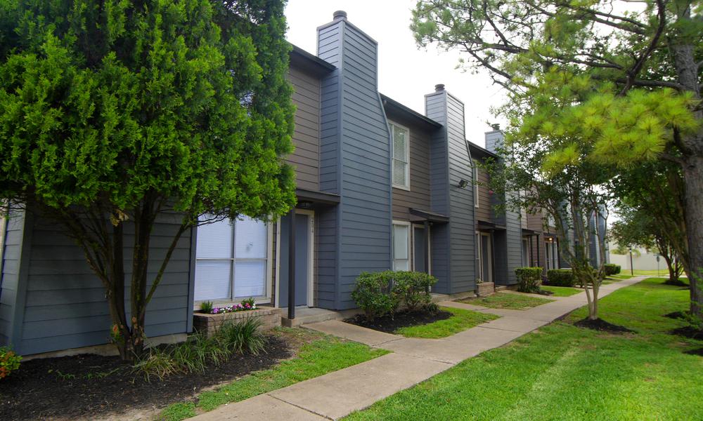 Walking paths at Sedona Square Apartments in Houston, TX