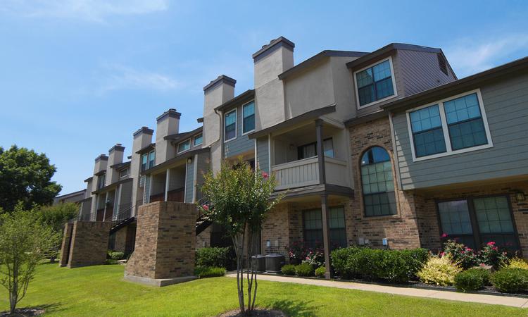 Apartments court at Mission Hill in Fort Worth, TX