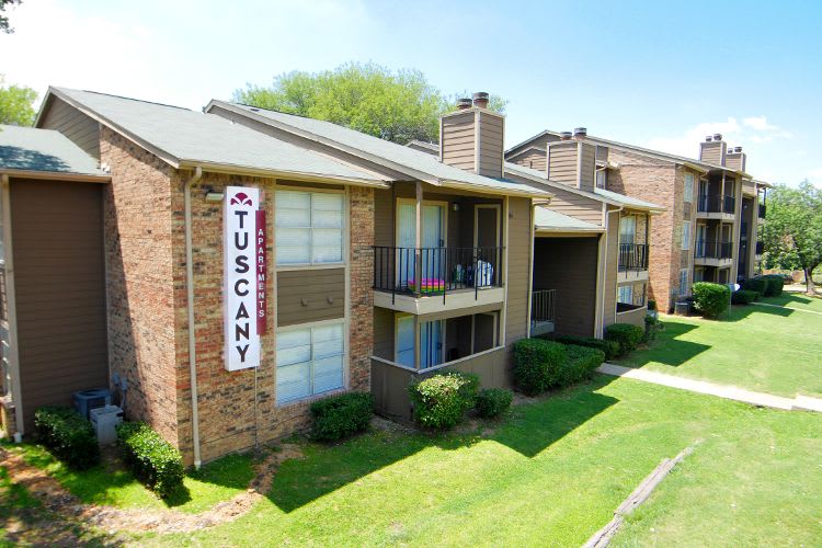 Apartments exterior view at Tuscany Apartments in Fort Worth, TX