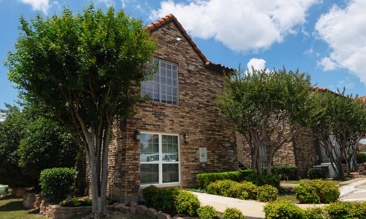 Apartments exterior view at Stoneybrook in Fort Worth, TX