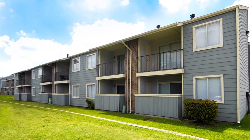 Exterior of apartments at Magnolia Crossing in Fort Worth, TX