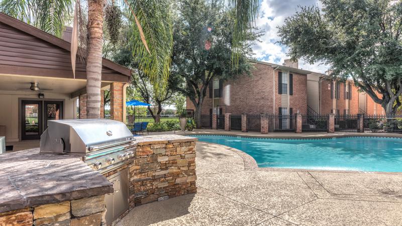 Barbecue Area at Verano Apartments in Houston, TX