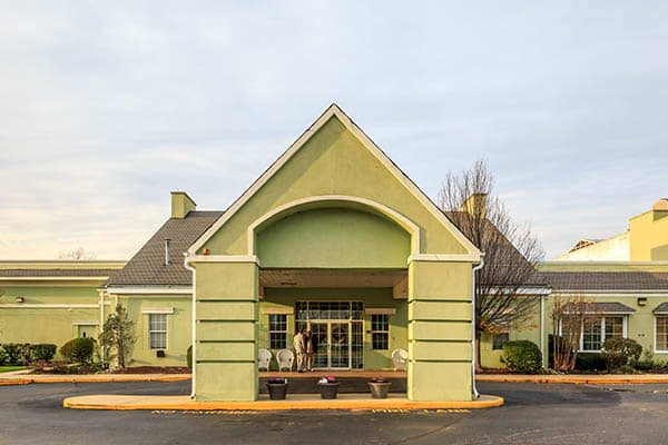 Covered entryway into Ivystone Senior Living