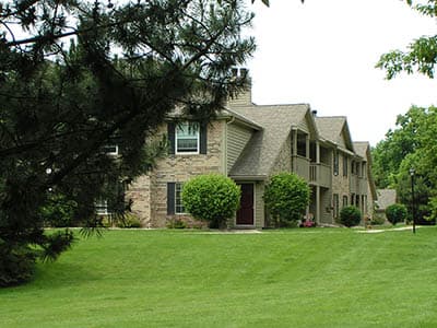 Green grass field at Bridlewood Apartments