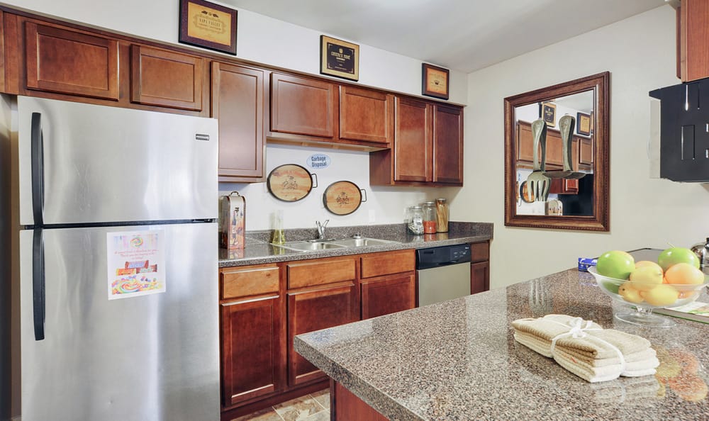 Harvey La Apartments In New Orleans Emerald Pointe