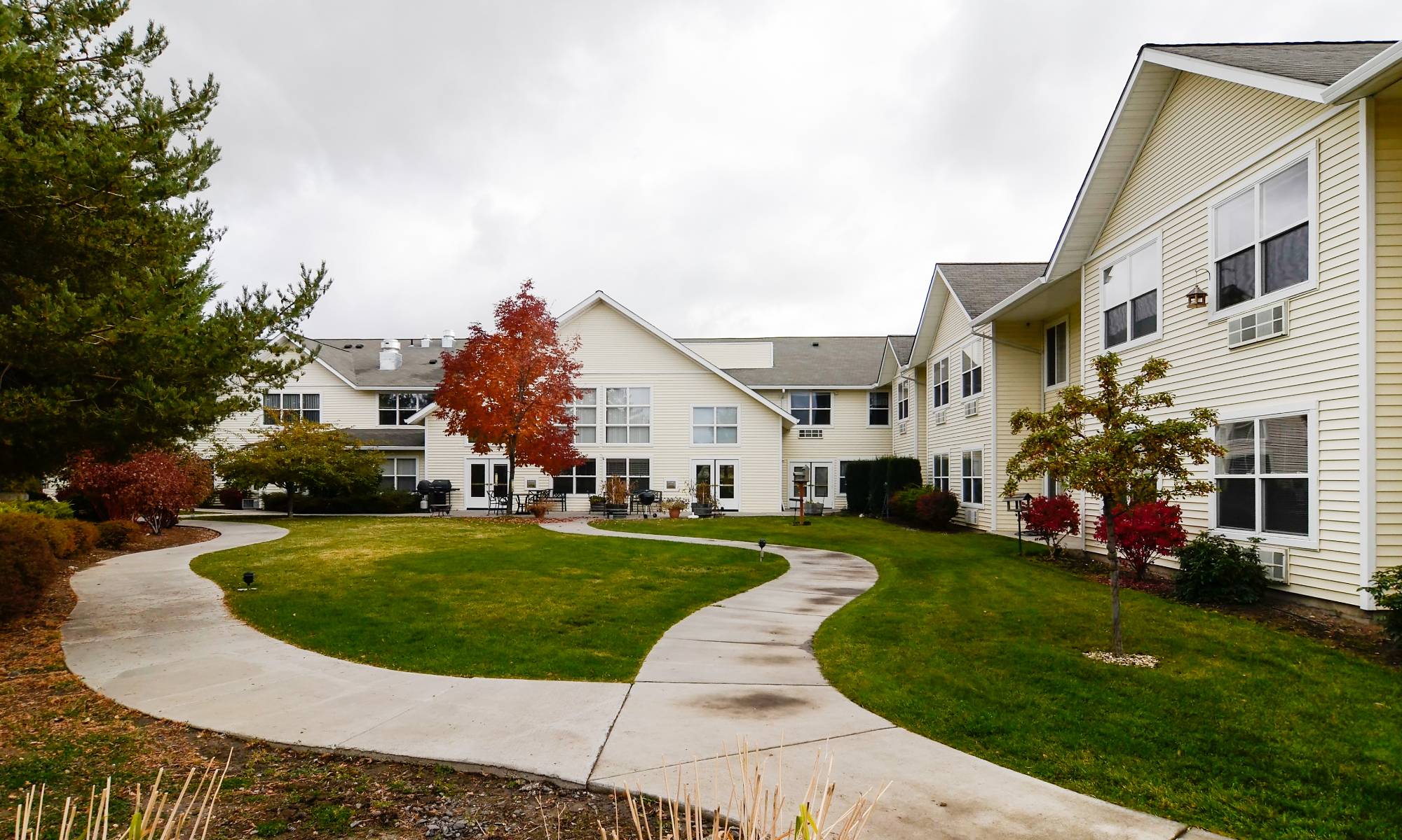 Beautiful Courtyard with Specially Designed Walking Paths for Our Residents at Pacifica Senior Living Klamath Falls