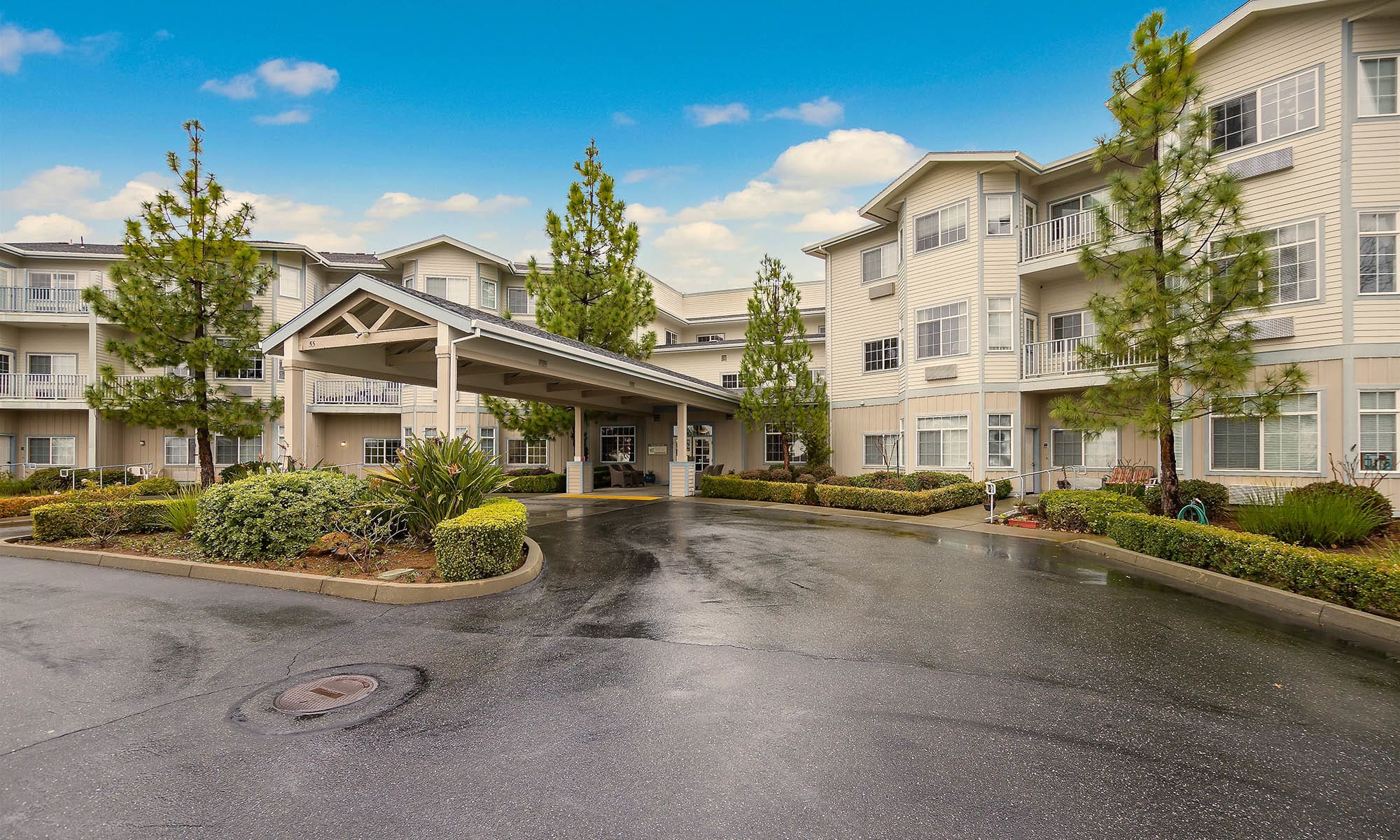 Pacifica Senior Living Country Crest driveway