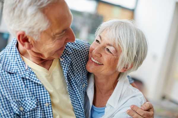 Happy couple at Pacifica Senior Living Country Crest