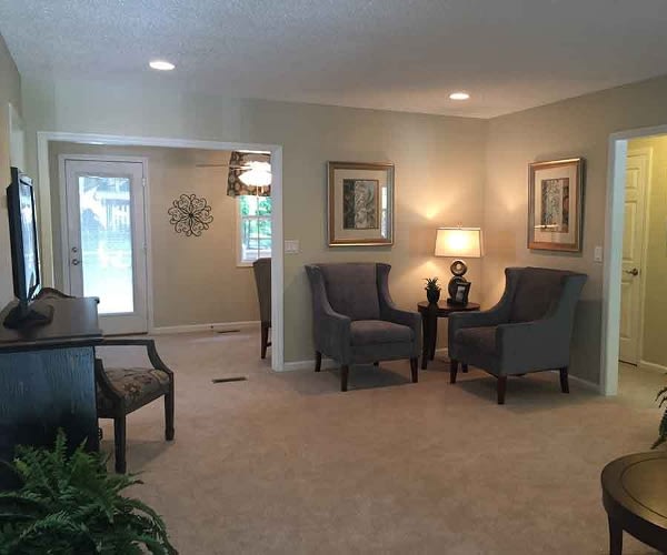 Sitting area at Pacifica Senior Living Heritage Hills in Hendersonville, NC