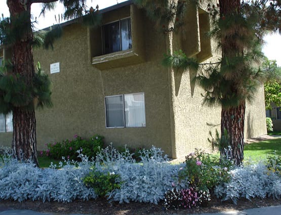 Well-maintained landscaping outside one of the Verdes del Oriente tenant buildings