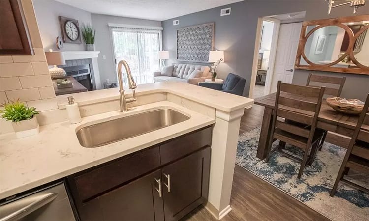 Hunter's Chase Apartments offers a state-of-the-art kitchen in Westlake, Ohio