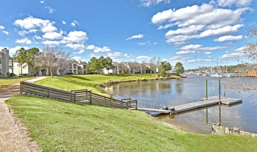 Lake at Signature Point Apartments in League City, Texas