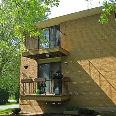 Exterior view of apartment building at Creek Hill Apartments & White Oak Apartments