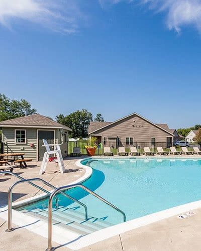 Pool at Saratoga Crossing in Farmington, NY