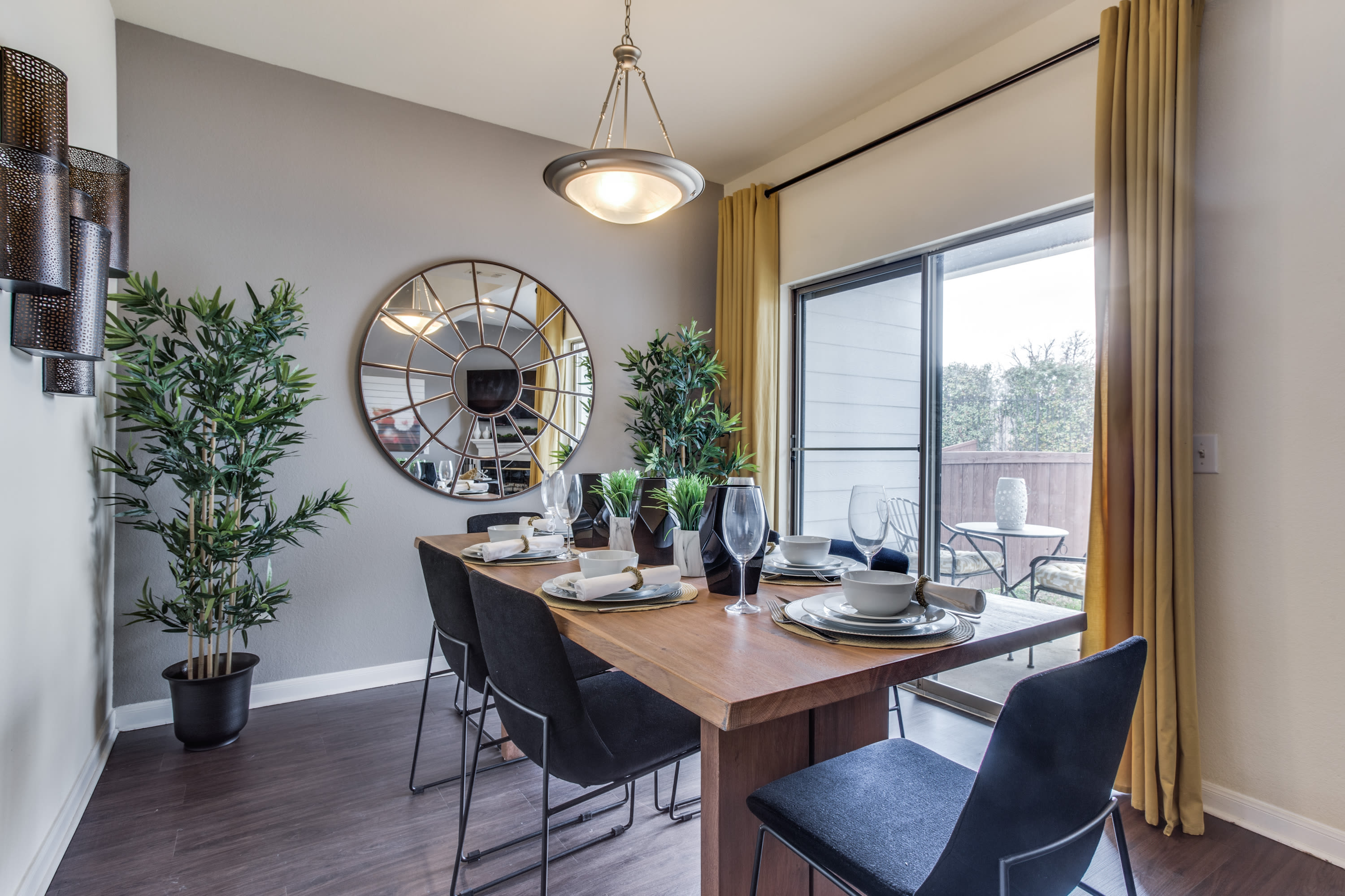The Retreat offers spacious 1, 2 & 3 bedroom apartments for rent in Fort Worth