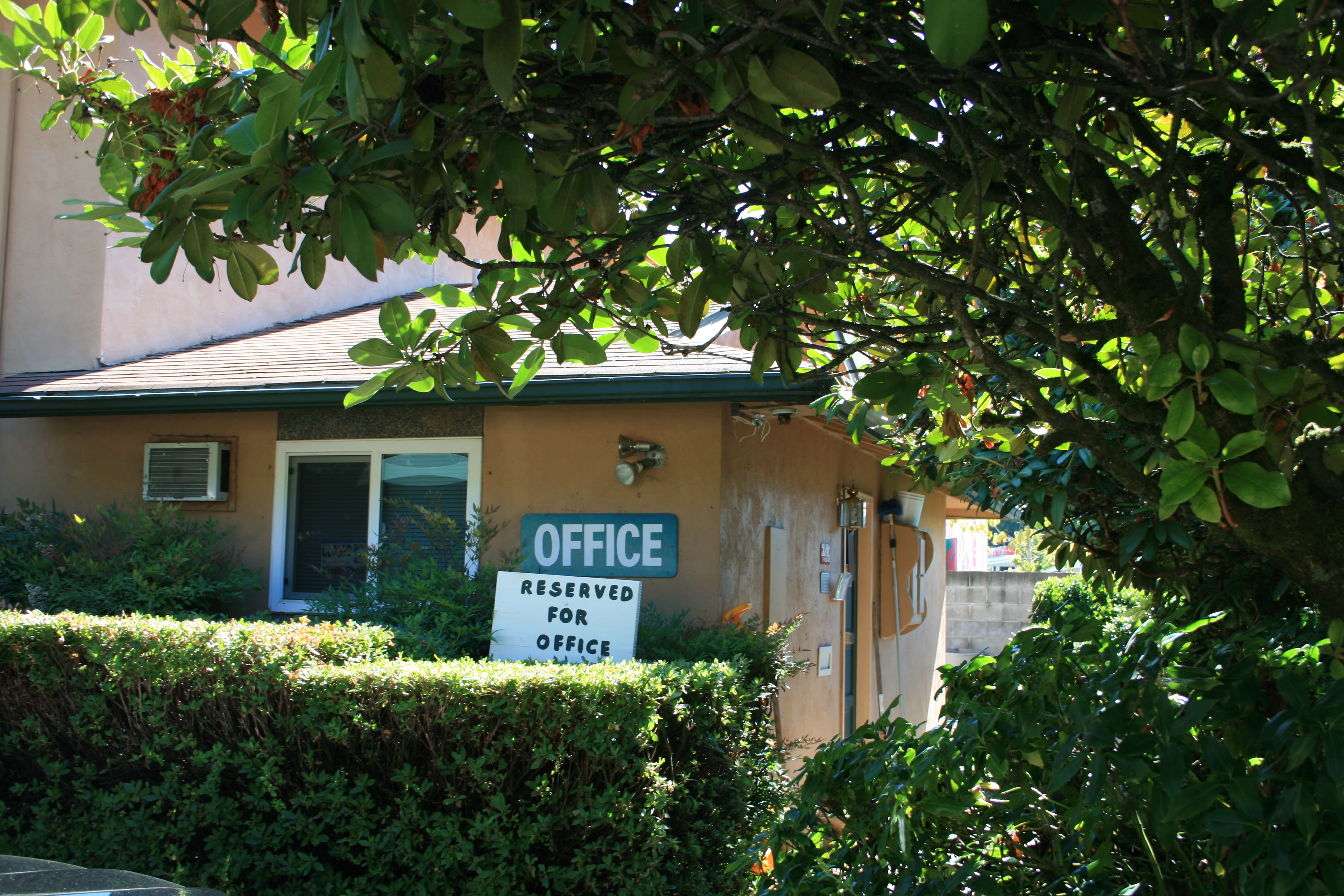 Cedar Meadow offers a leasing office in Eugene, Oregon