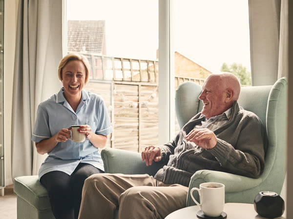 Assisted living for you loved ones at Savannah Court of the Palm Beaches