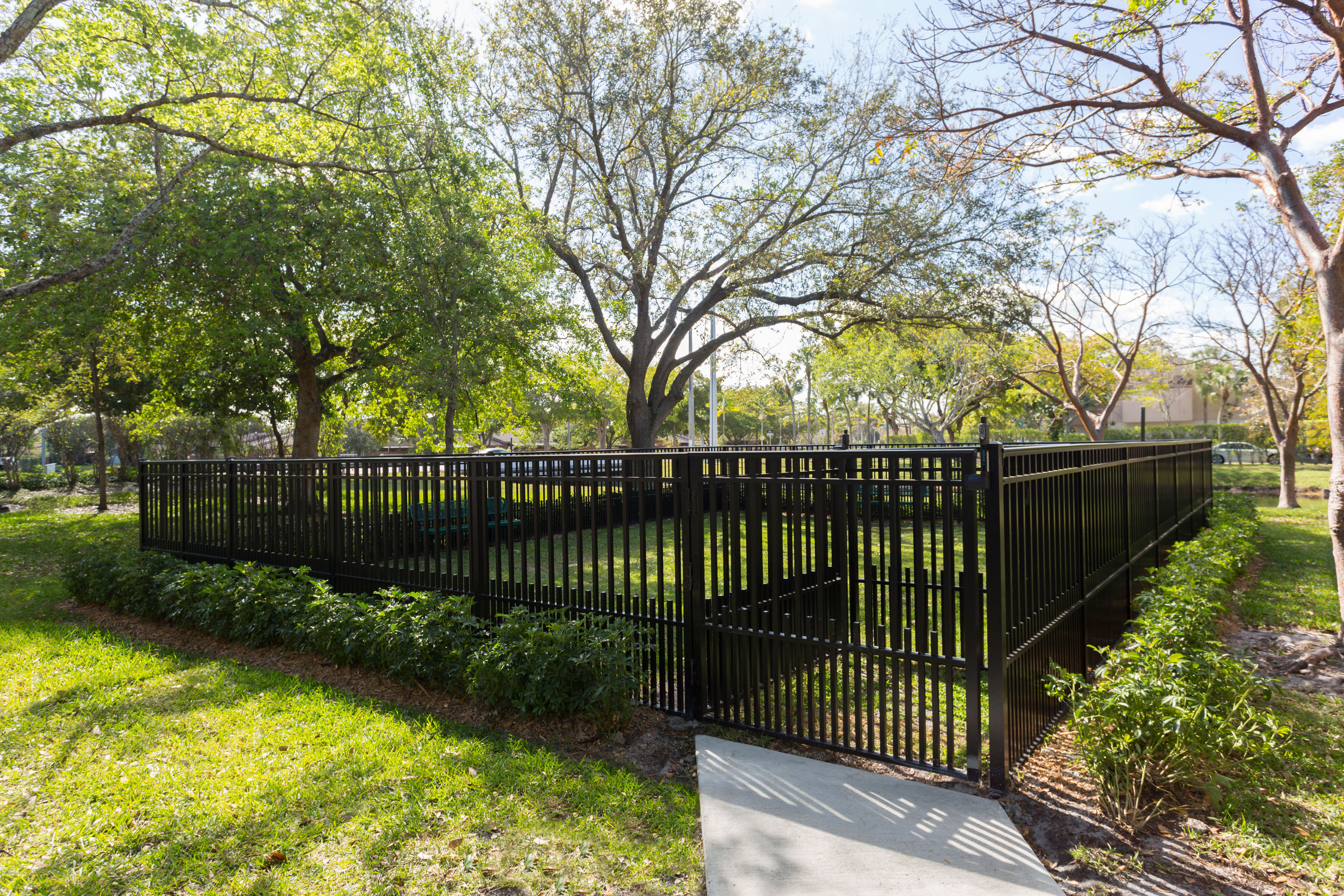 Very well-maintained green spaces at Siena Apartments in Plantation, Florida