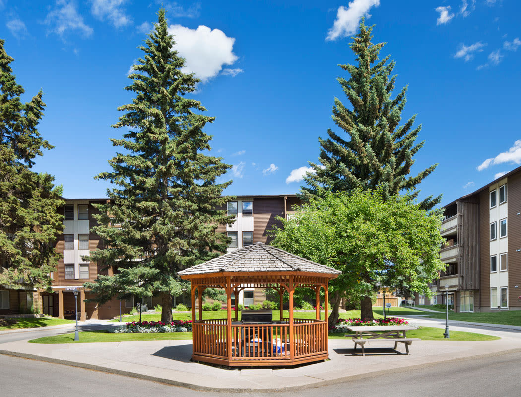 Exterior Gazebo and picnic table at Lakeview Mews in Calgary, AB