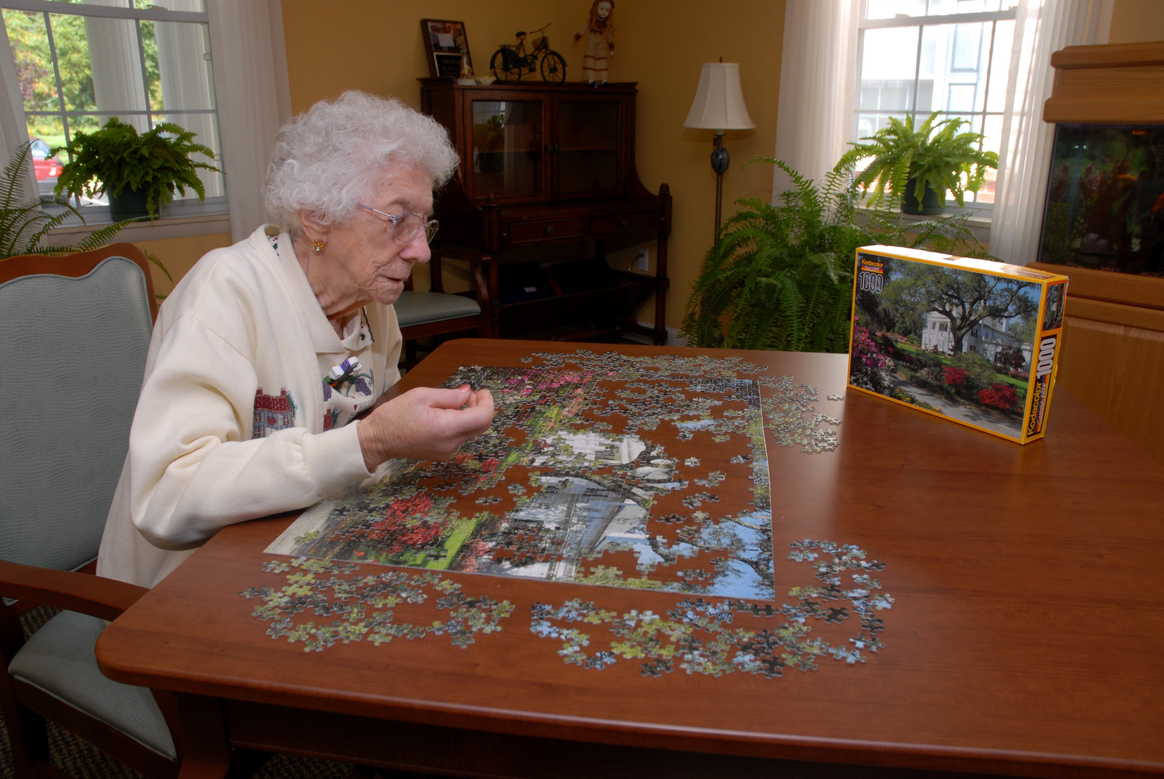 A resident solving a puzzle at Chestnut Knoll in Boyertown, Pennsylvania