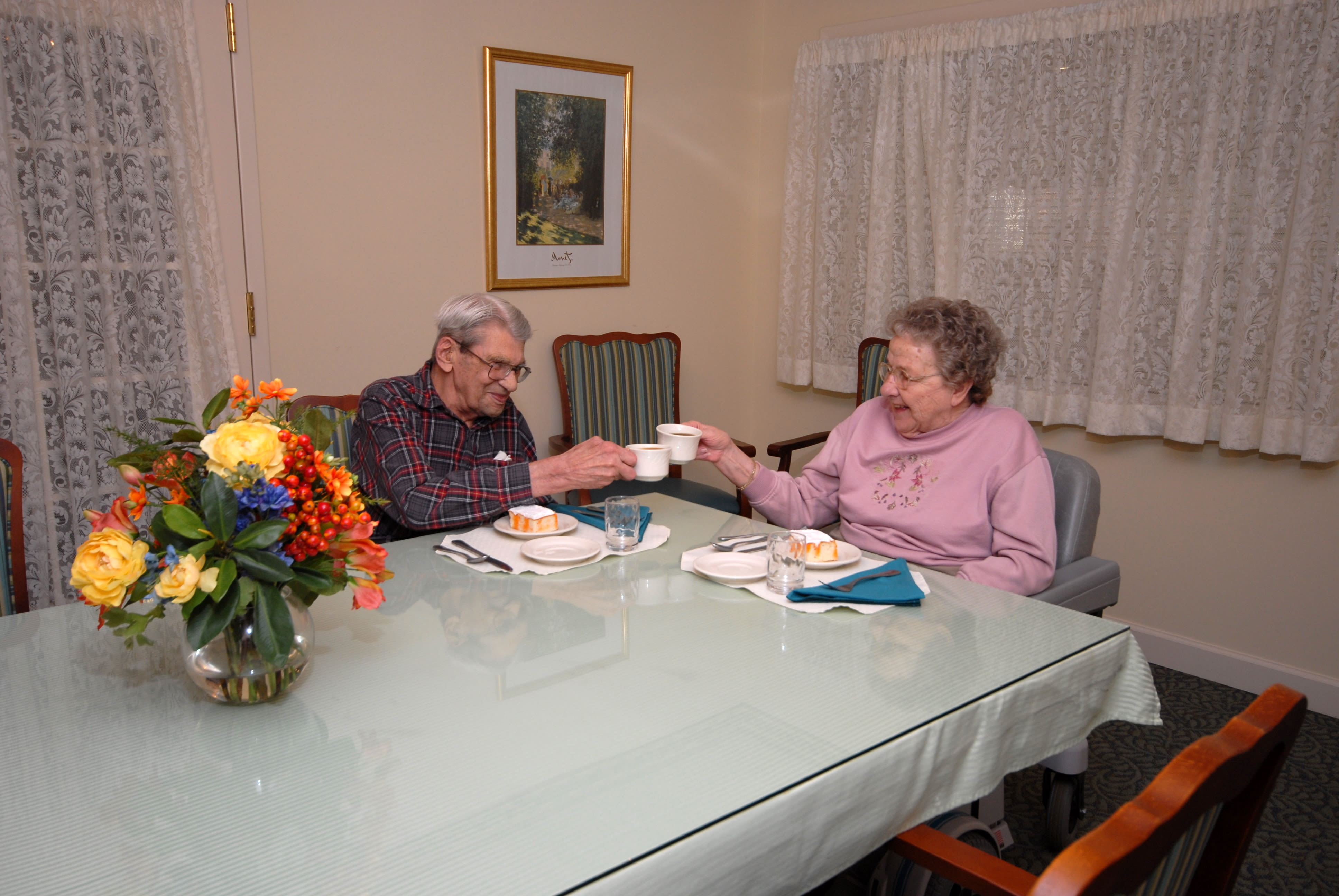 Two residents dining at Chestnut Knoll in Boyertown, Pennsylvania