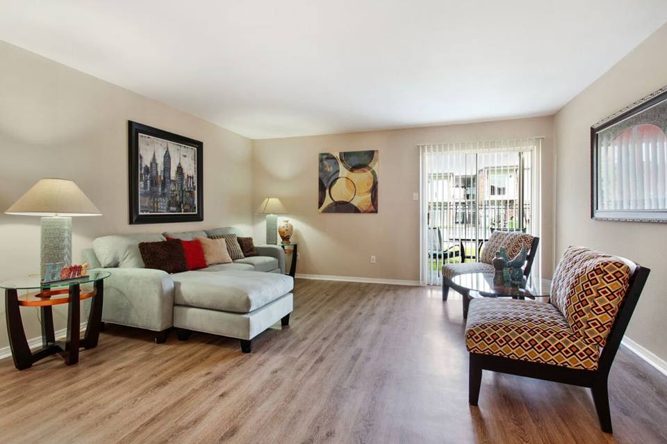 Spacious living room at Summerfield Apartment Homes in Harvey, Louisiana