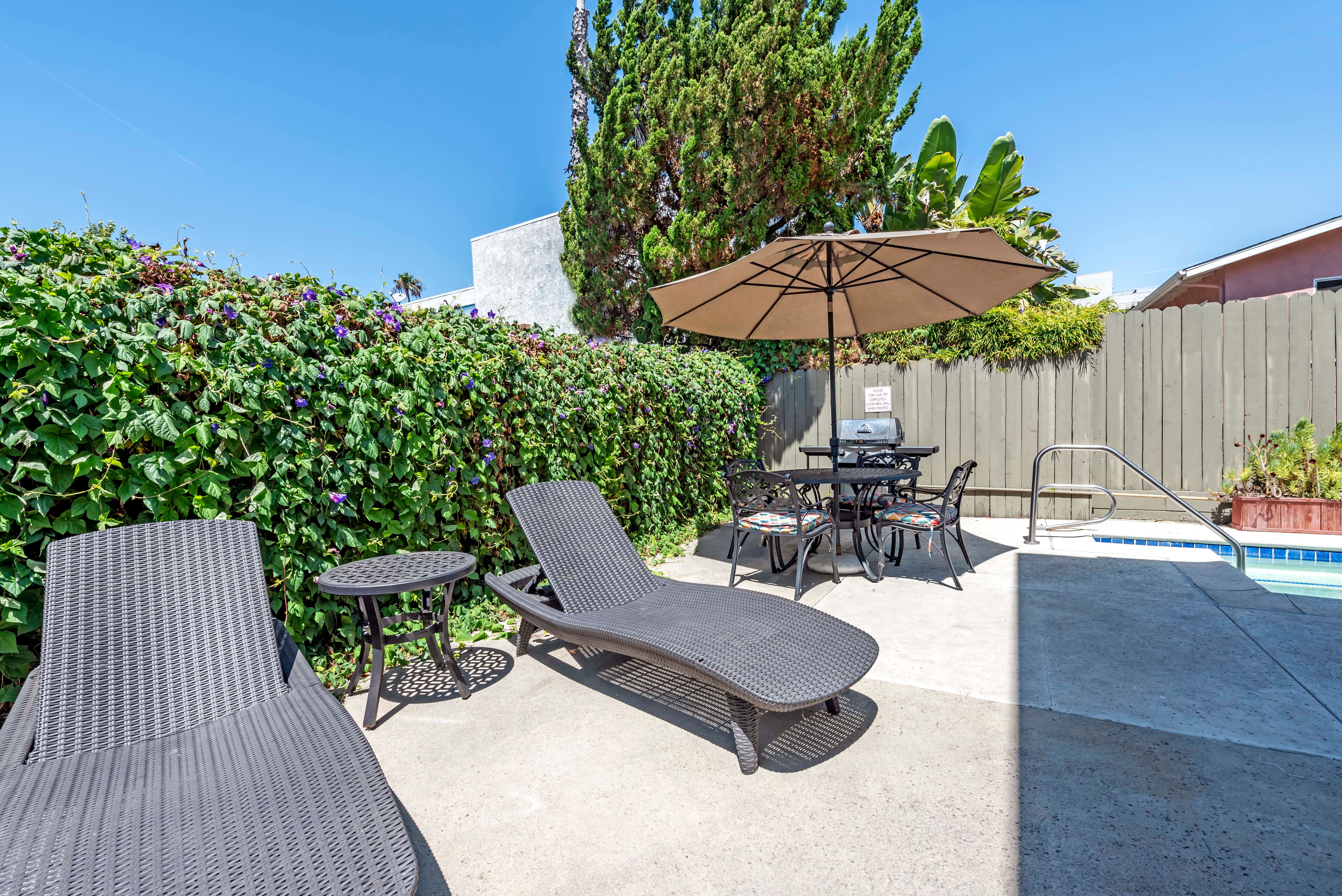 poolside lounge chairs at Vista Pointe I in Studio City, California