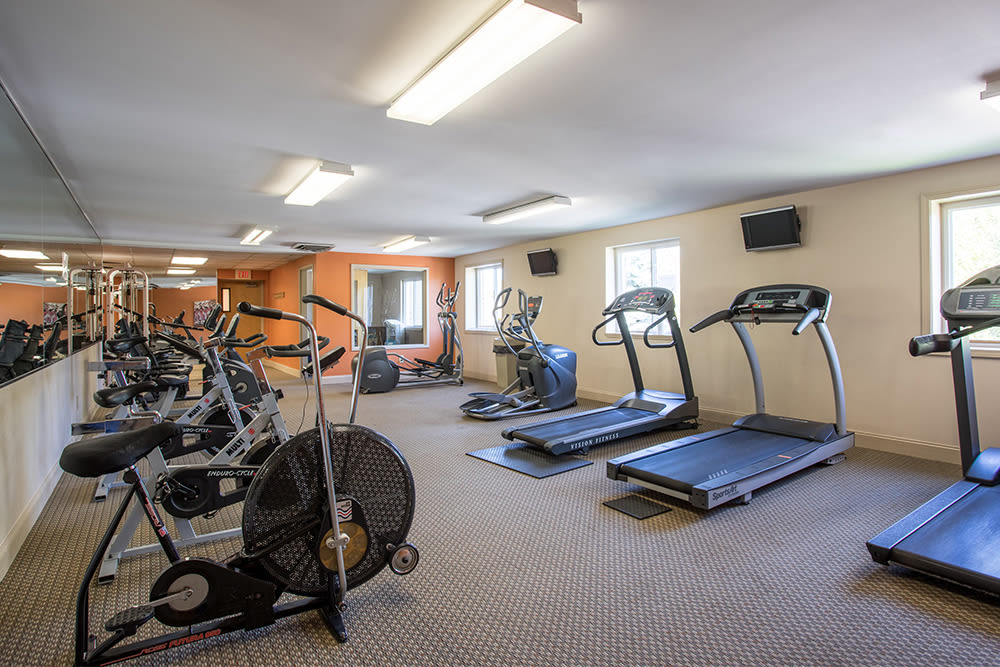 Fitness center at Idylwood Resort Apartments in Cheektowaga, New York