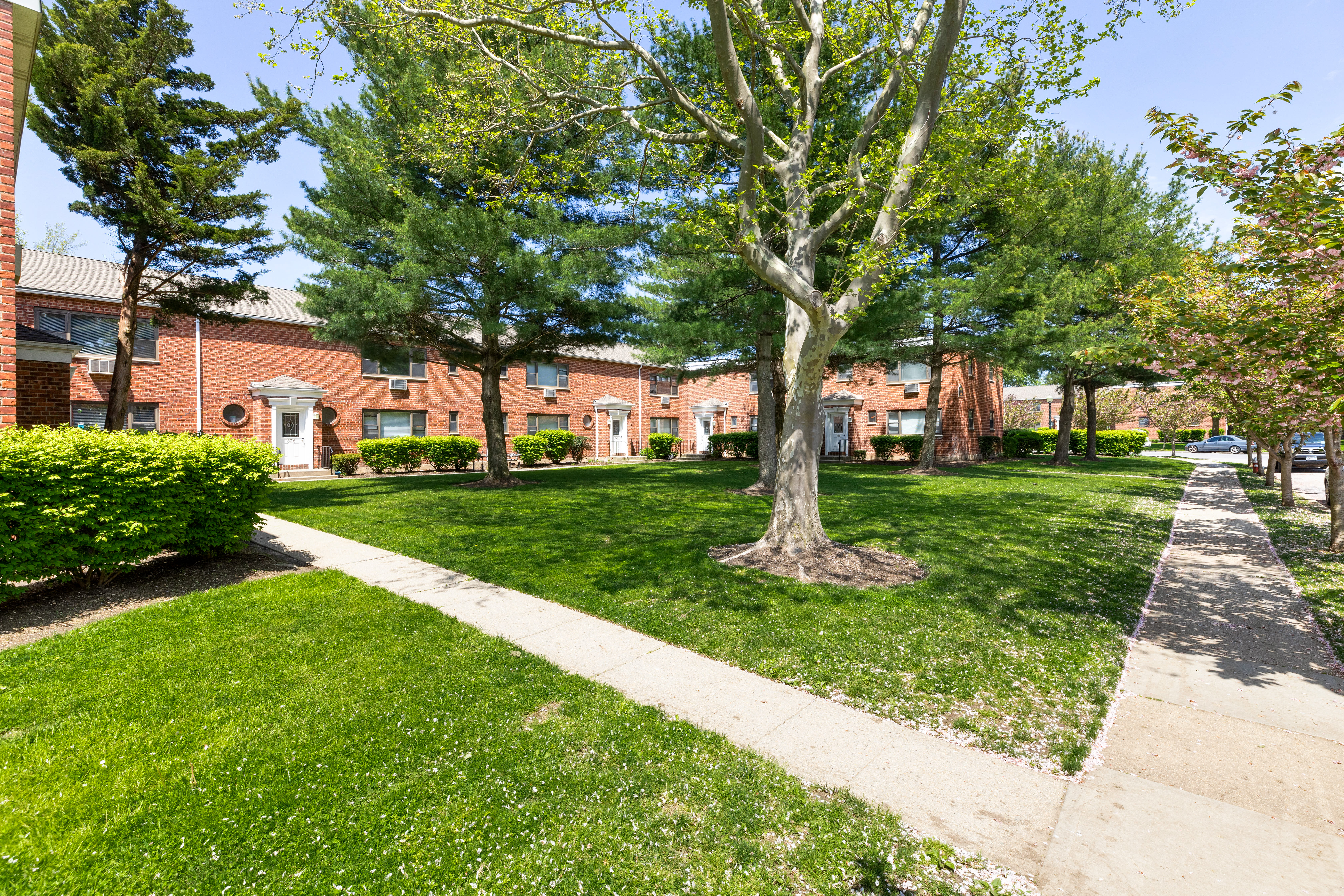 Exterior of apartments at Eagle Rock Apartments at Hicksville/Jericho in Hicksville, New York