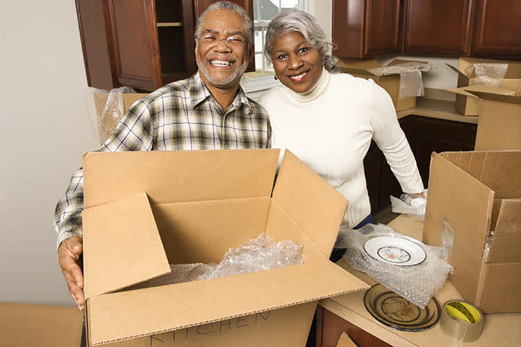 Couple packing up the kitchen in Bartlett near Citizen Storage
