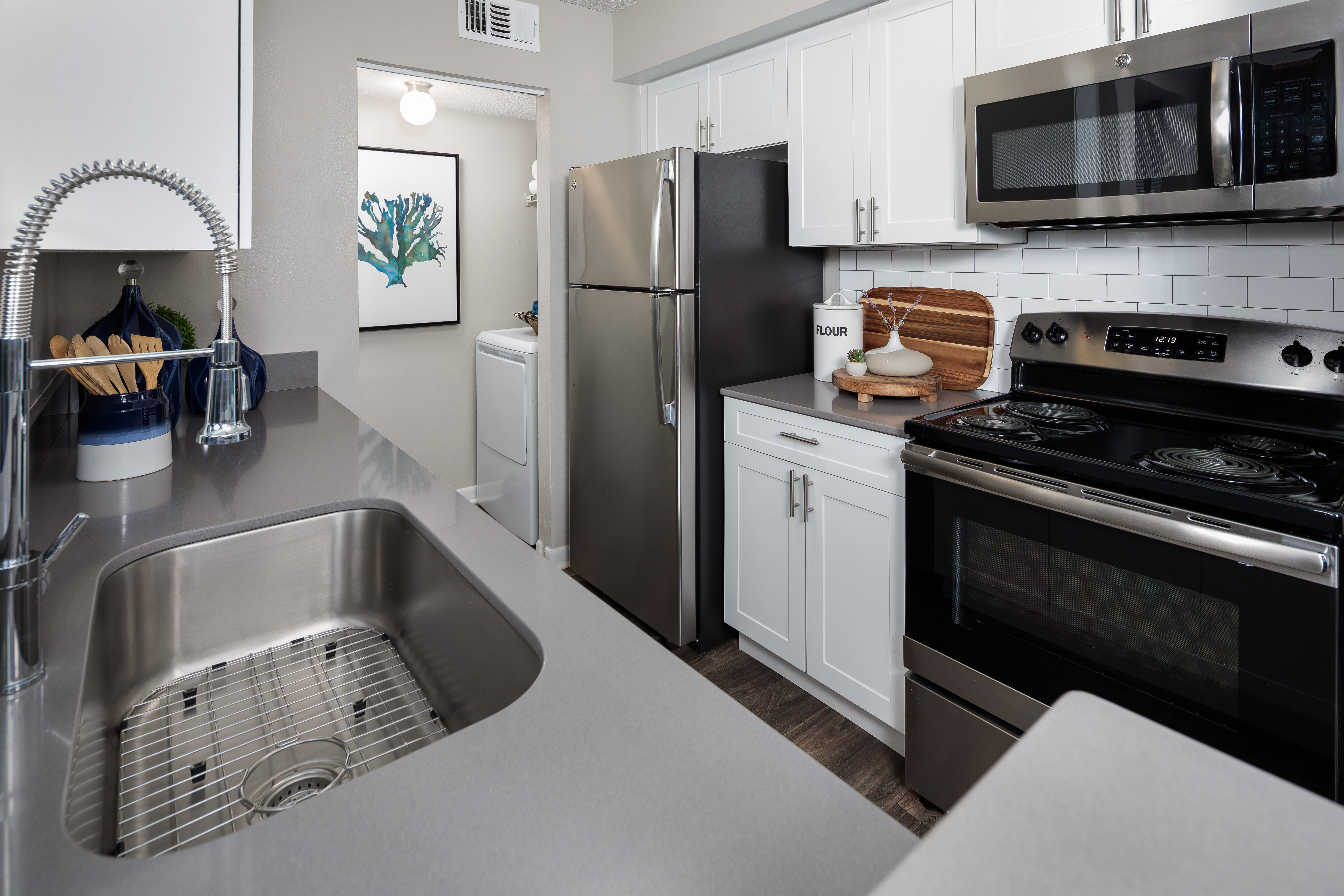 An apartment kitchen at Onyx Winter Park in Casselberry, FL