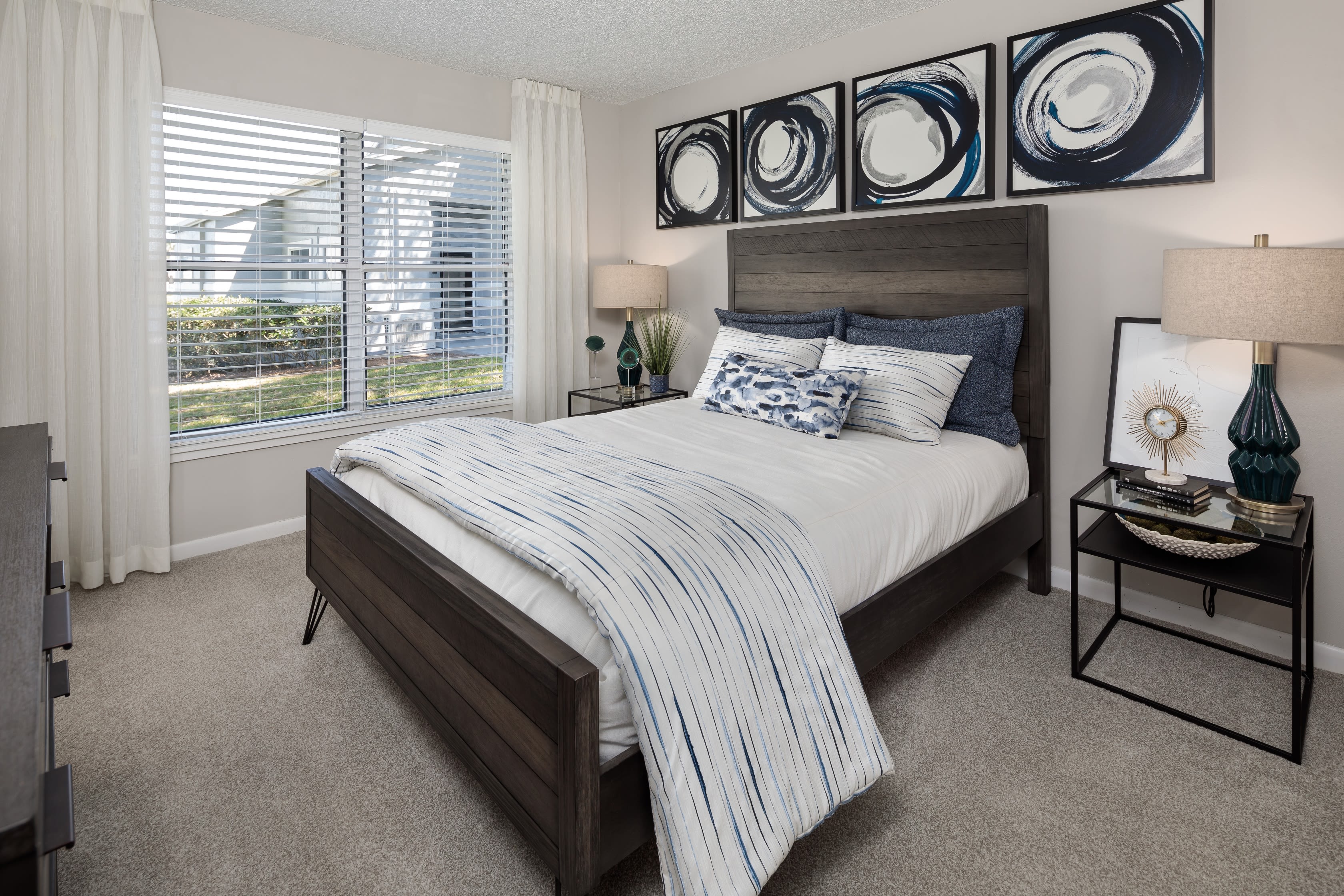 A furnished apartment bedroom at Onyx Winter Park in Casselberry, FL