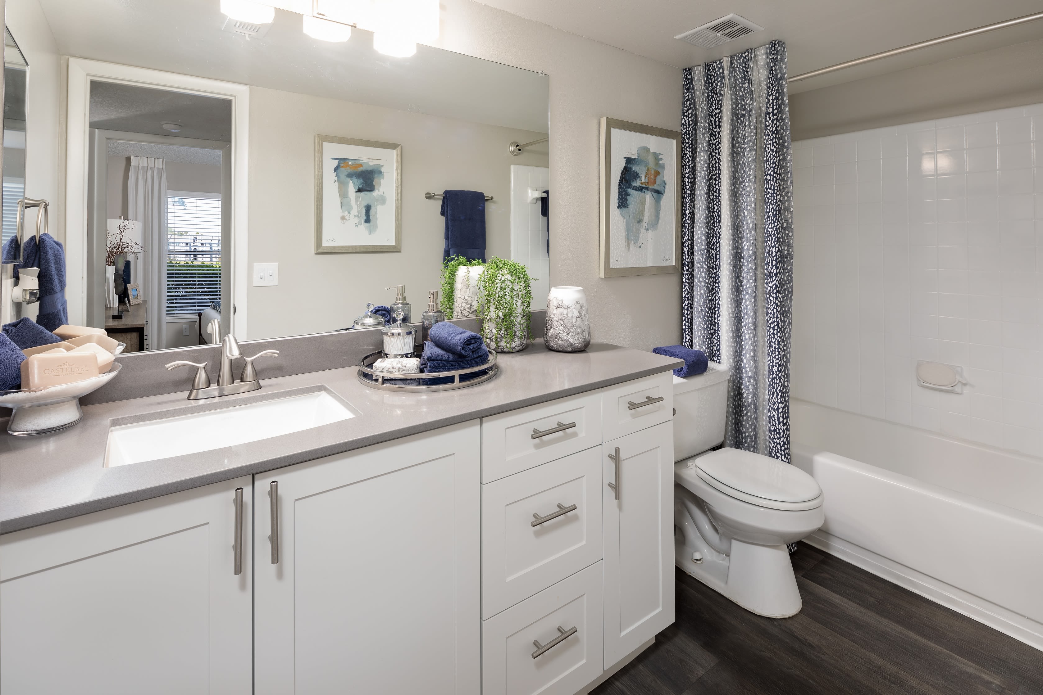 A large bathroom at Onyx Winter Park in Casselberry, FL