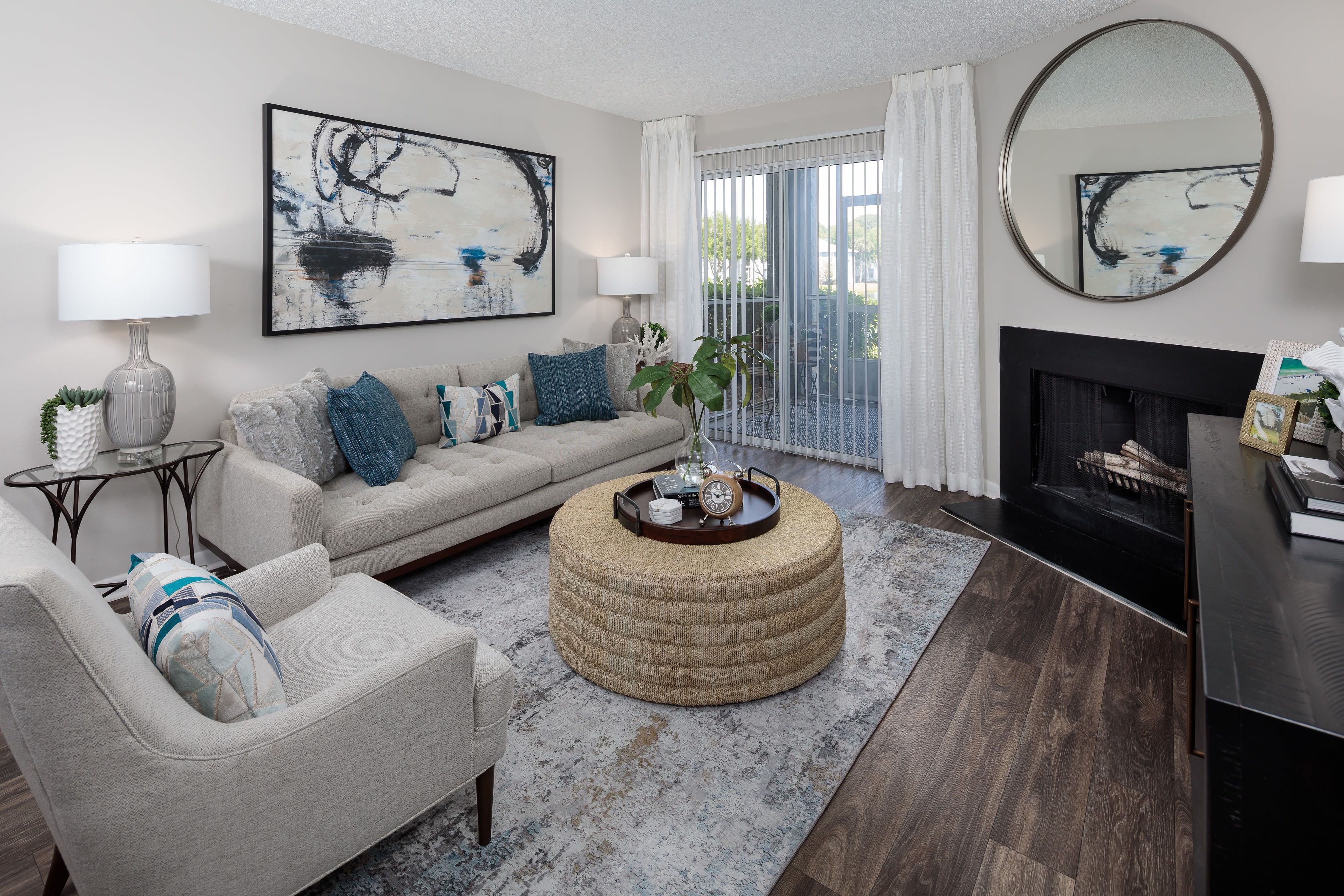 A large apartment living room at Onyx Winter Park in Casselberry, FL