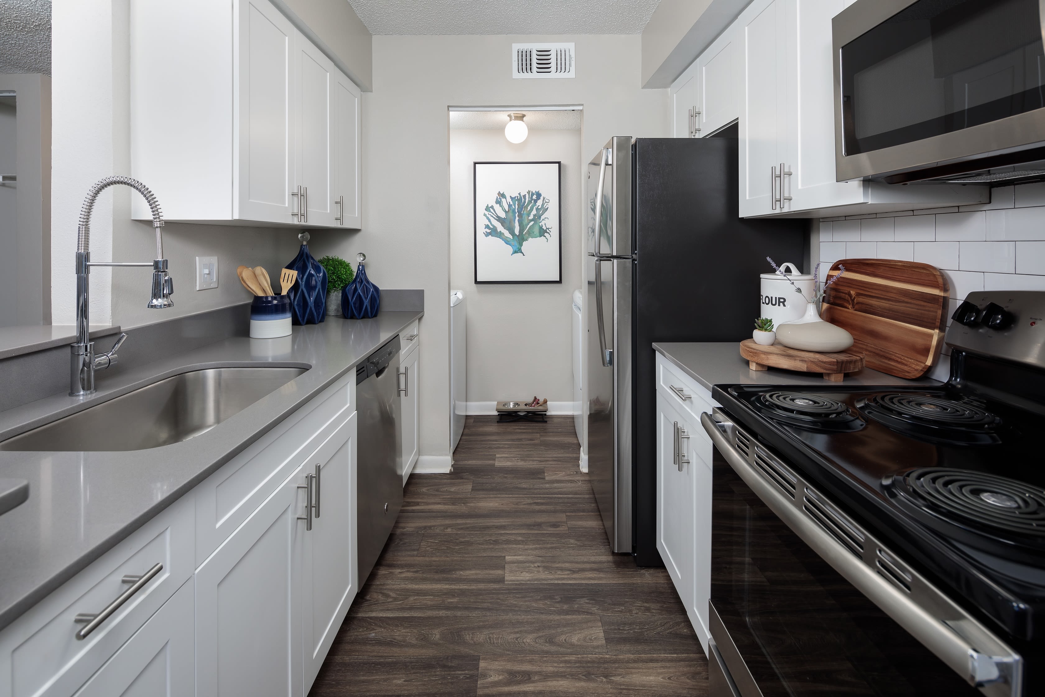 An apartment kitchen at Onyx Winter Park in Casselberry, FL
