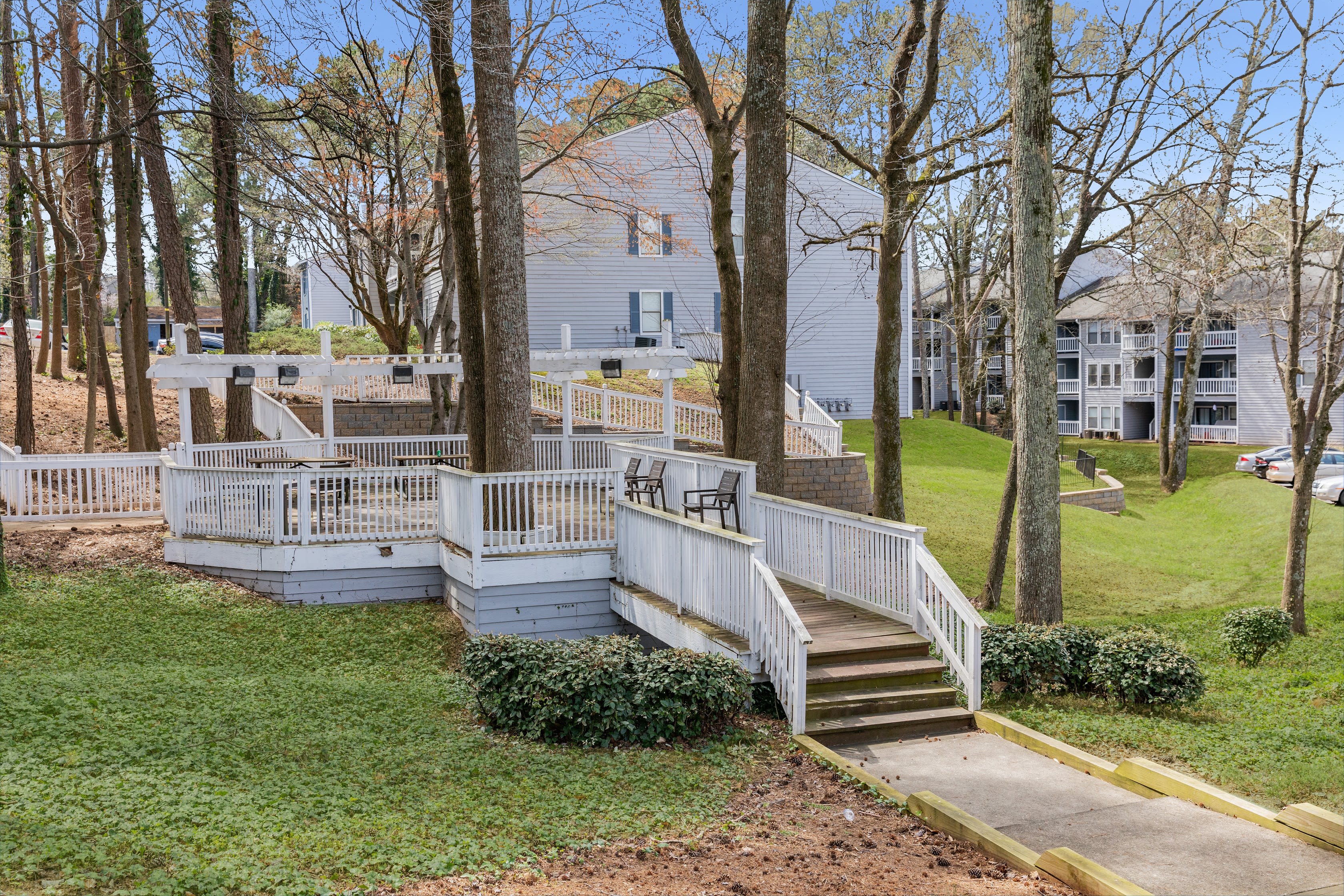 Outdoor resident seating area at The Everette at East Cobb in Marietta, Georgia
